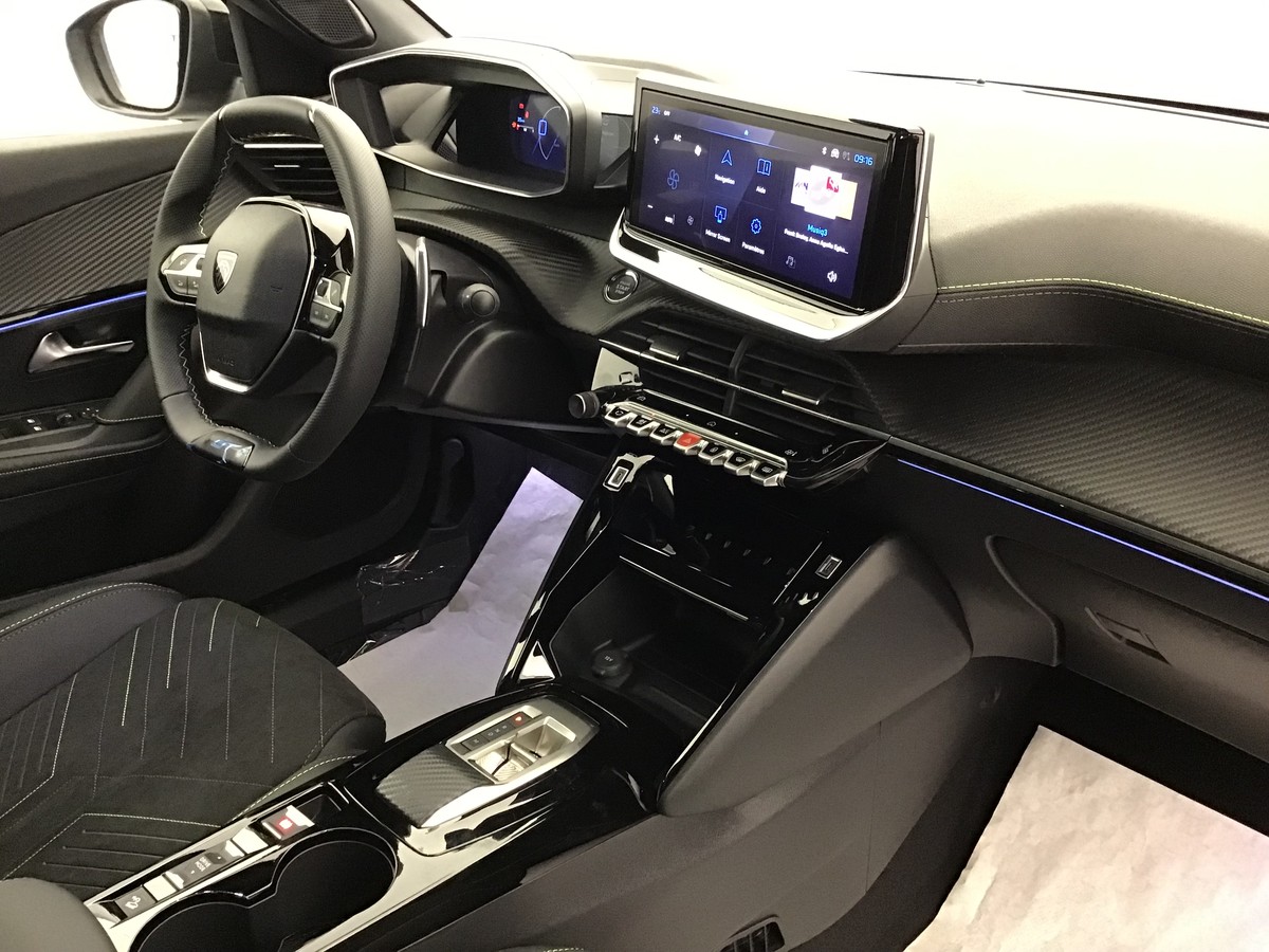 
								PEUGEOT 2008 HYBRID 145 GT SUV 4×2 full									