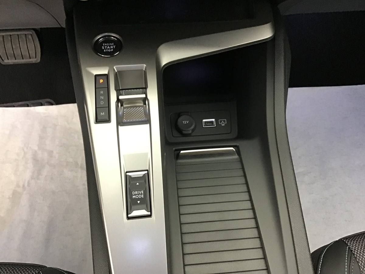 
								PEUGEOT 308 PHASE 3 ALLURE Berline full									