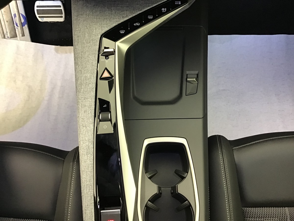 
								PEUGEOT 3008 PHASE 4 GT SUV 4×2 full									