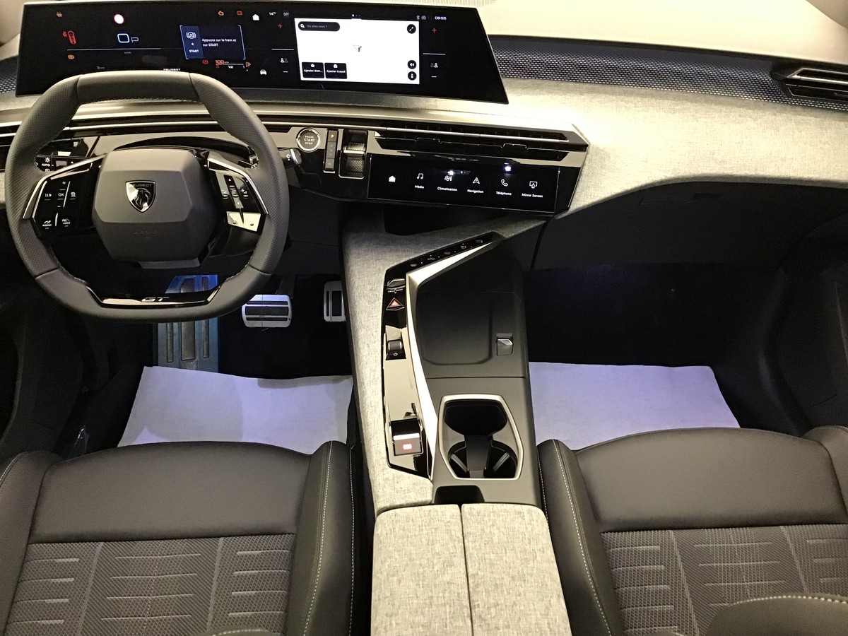 
								PEUGEOT 5008 GT Monospace full									